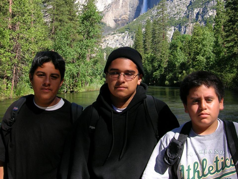 Longfellow Middle Schoolers posing for a photo in Yosemite